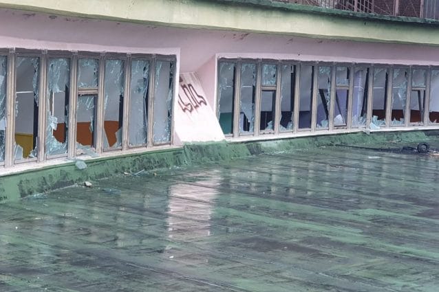 I vetri distrutti della scuola Baccini–Mazzini al Vico Lepre ai Ventaglieri di Napoli.