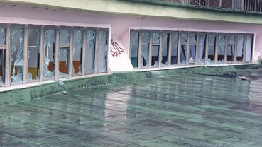 I vetri distrutti della scuola Baccini-Mazzini al Vico Lepre ai Ventaglieri di Napoli.