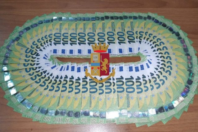 Le banconote recuperate dagli agenti della Questura di Napoli.