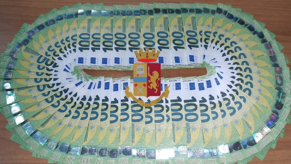 Le banconote recuperate dagli agenti della Questura di Napoli.