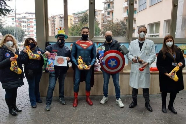 I supereroi con i doni per bambini all'ospedale Santobono di Napoli.