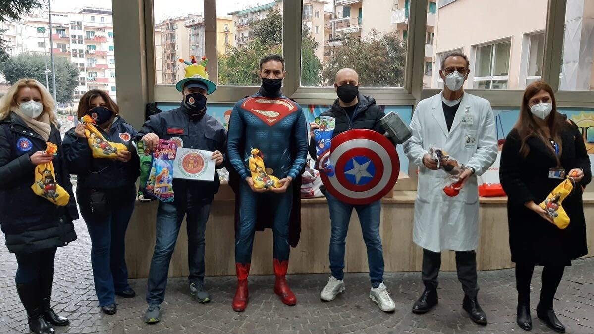 I supereroi con i doni per bambini all'ospedale Santobono di Napoli.
