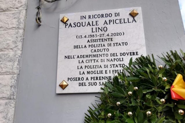 La targa in memoria di Lino Apicella.