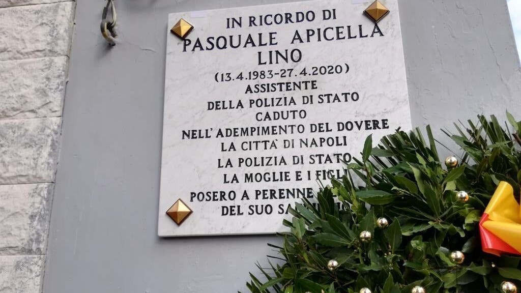 La targa in memoria di Lino Apicella.