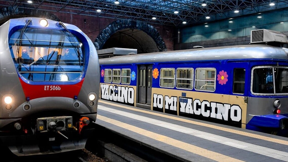 Il treno dell'EAV con la scritta "Io mi vaccino".