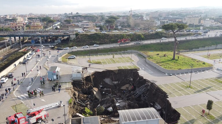 La voragine nel parcheggio dell'Ospedale del Mare di Napoli.