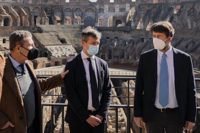 Da sinistra: Marco Osanna, direttore uscente del Parco Archeologico di Pompei, Gabriel Zuchtriegel, nominato nuovo direttore, e Dario Franceschini, ministro dei beni culturali.