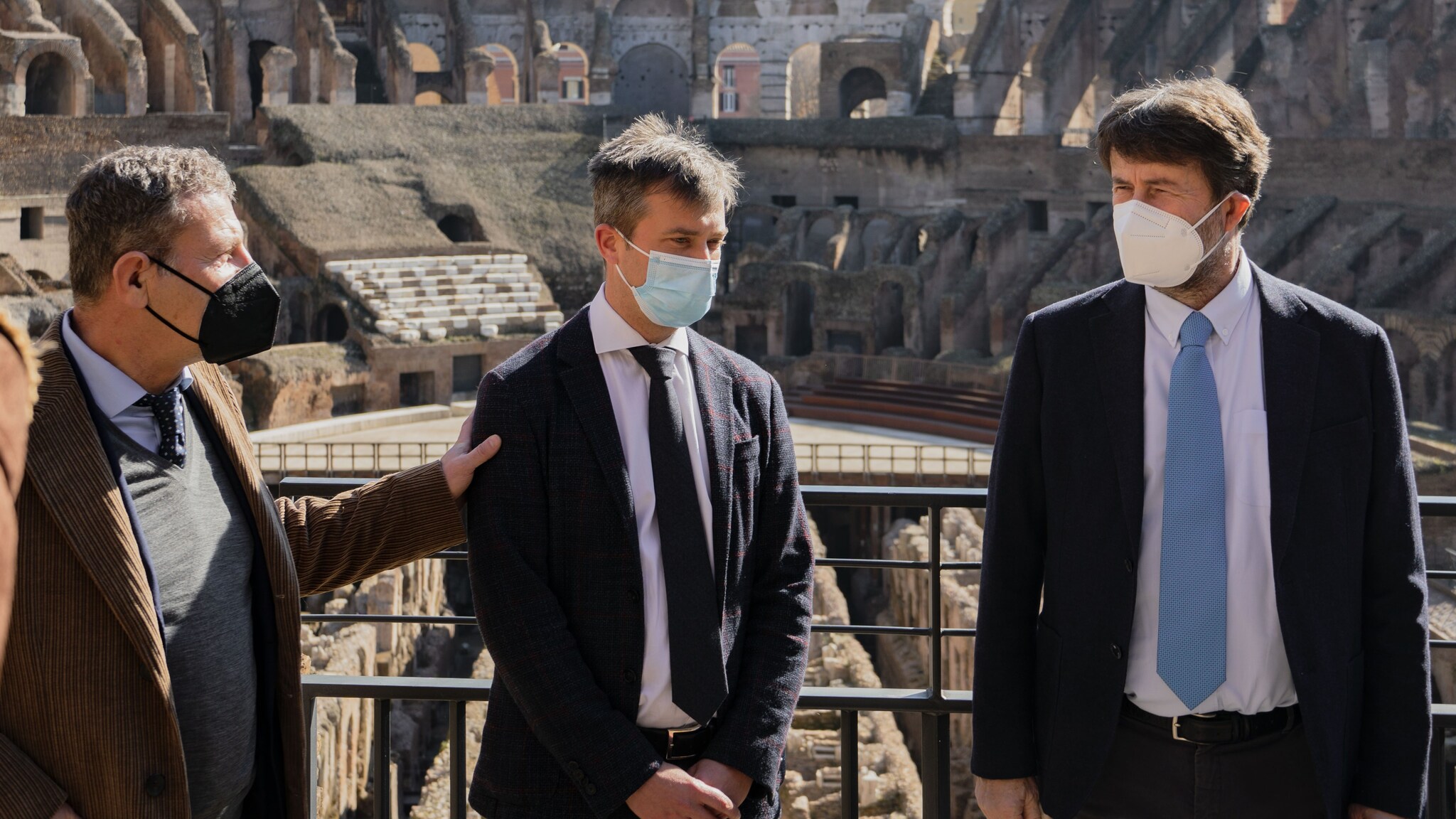 Da sinistra: Marco Osanna, direttore uscente del Parco Archeologico di Pompei, Gabriel Zuchtriegel, nominato nuovo direttore, e Dario Franceschini, ministro dei beni culturali.