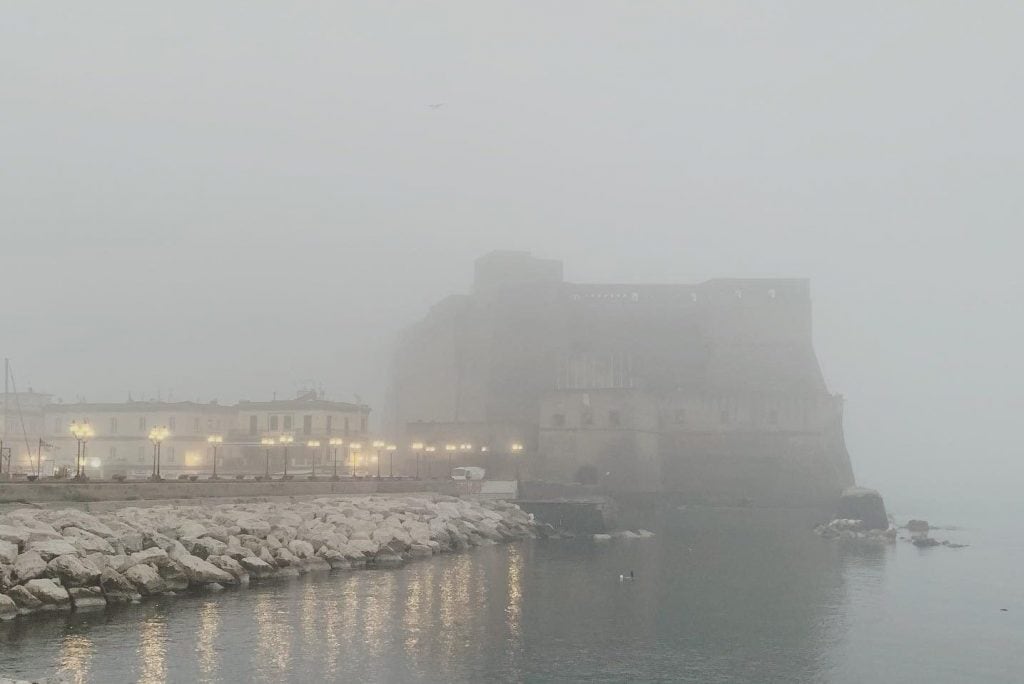 Castel dell’Ovo avvolto dalla nebbia stamattina.