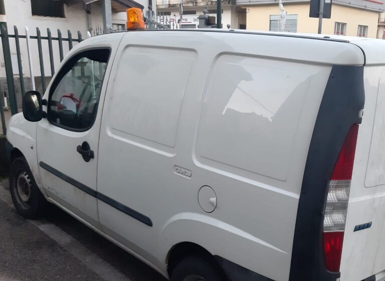 Il furgone con cui erano arrivati sul posto presentandosi da operai.