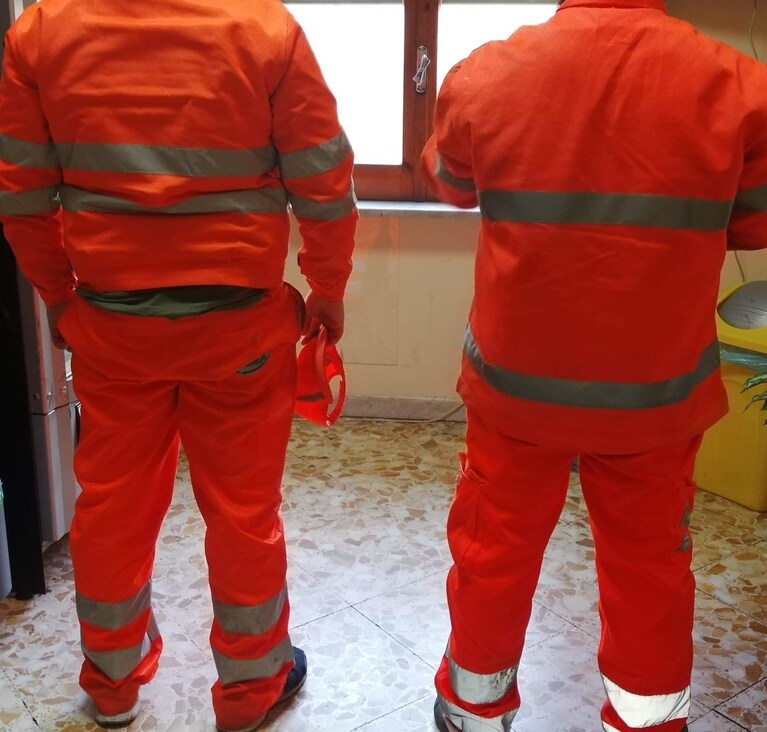 Le tute che stavano utilizzando i due falsi operai.