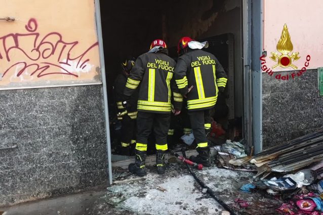 Vigili del fuoco di Napoli sul luogo dell'incendio di questo pomeriggio.
