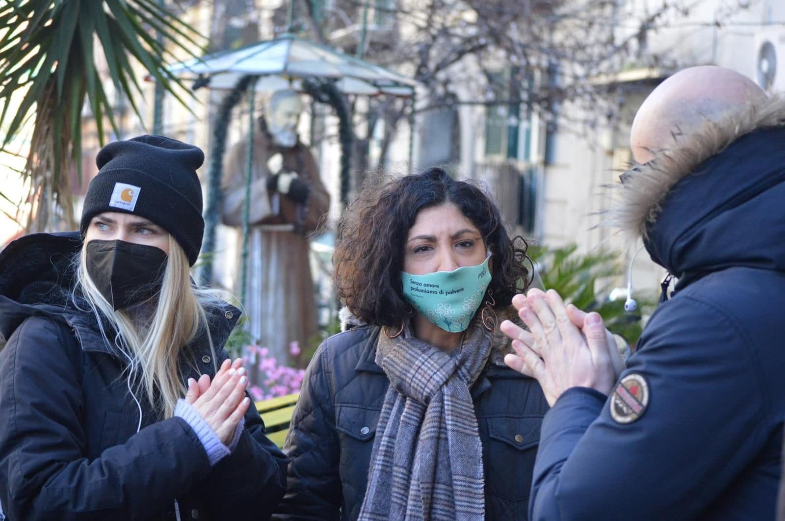 La consigliera di Municipalità Rosanna Laudanno (a sinistra) e la presidente dell'Associazione Poesie Metropolitane Rosa Mancini (a destra).