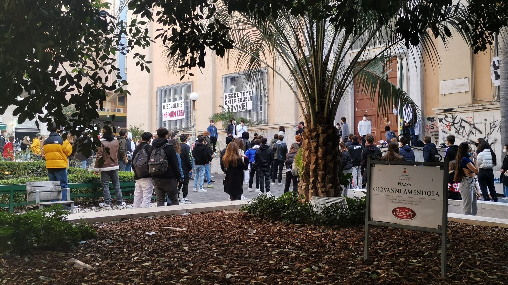 Gli studenti in sciopero stamattina al Liceo Umberto I di Napoli. [Foto / Fanpage.it]