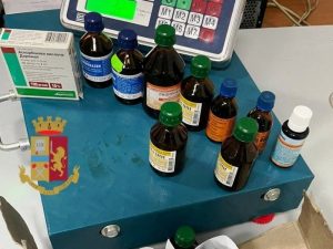 I farmaci venduti sulla bancarella e sequestrati dalla Polizia.