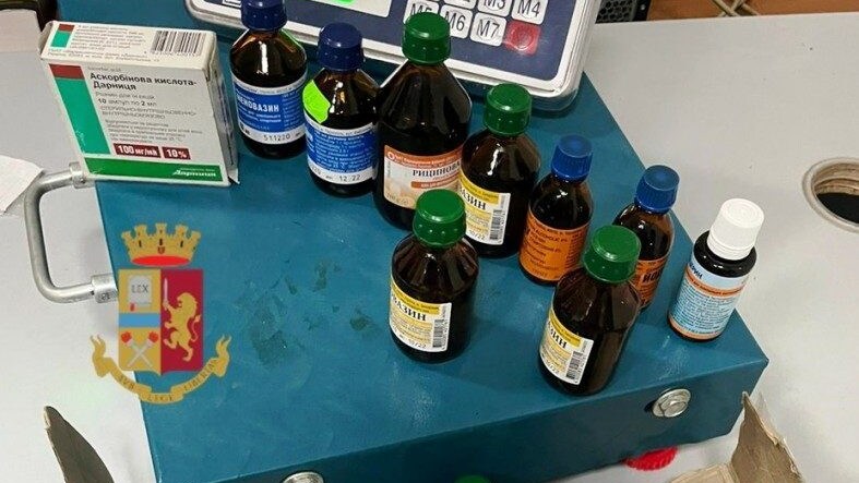 I farmaci venduti sulla bancarella e sequestrati dalla Polizia.