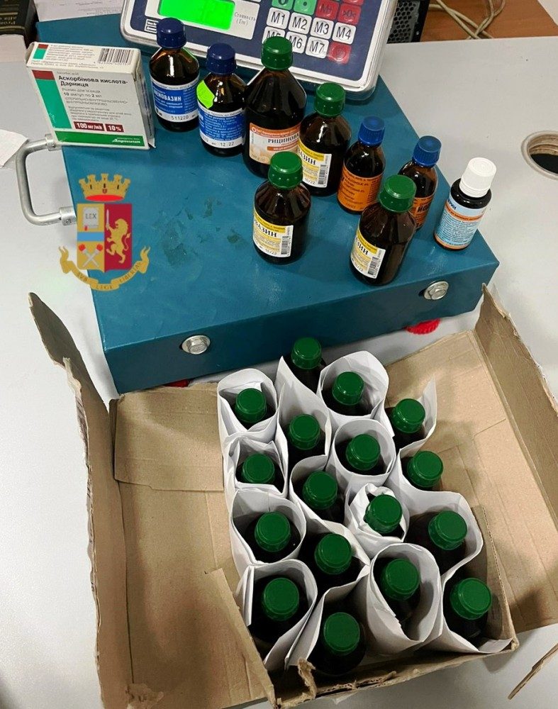 I farmaci venduti sulla bancarella e sequestrati dalla Polizia.