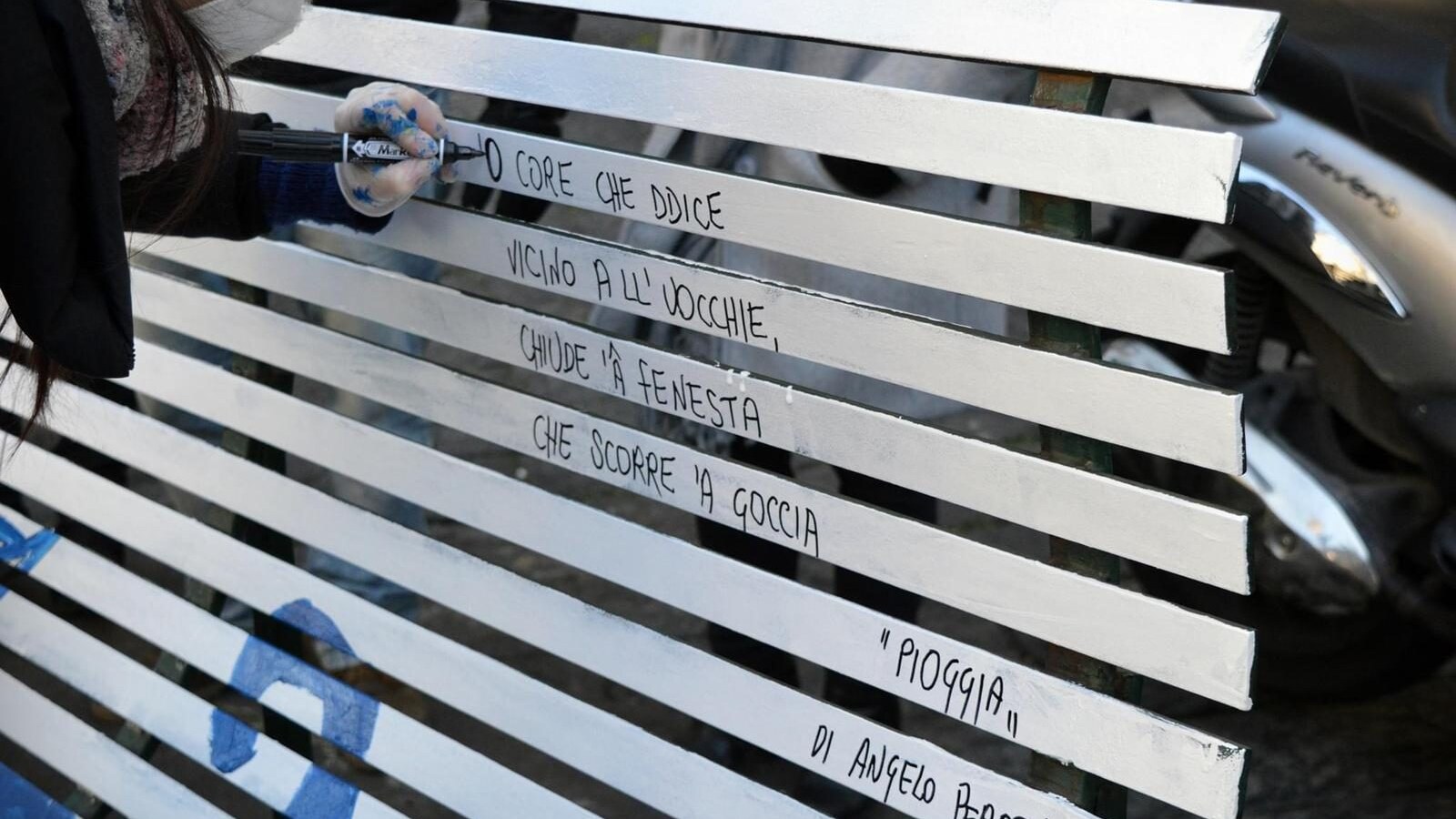 Una delle panchine su via Salvator Rosa.