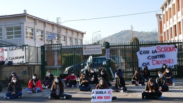 Gli studenti dell'istituto Pitagora durante il terzo giorno di proteste.