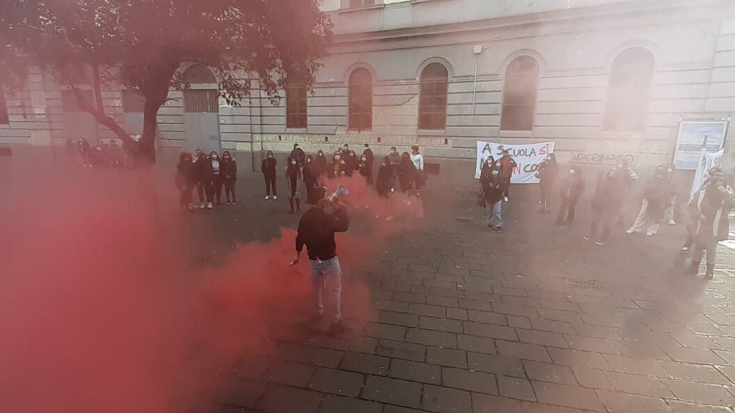Un momento delle proteste degli studenti del liceo Vittorio Emanuele II - Garibaldi di questa mattina.