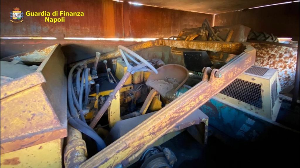Un'altra parte dei rifiuti pericolosi sequestrati dalla Guardia di Finanza.