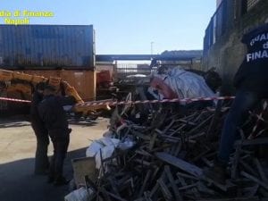 I finanzieri nel porto di Napoli durante i sequestri dei container colmi di rifiuti.