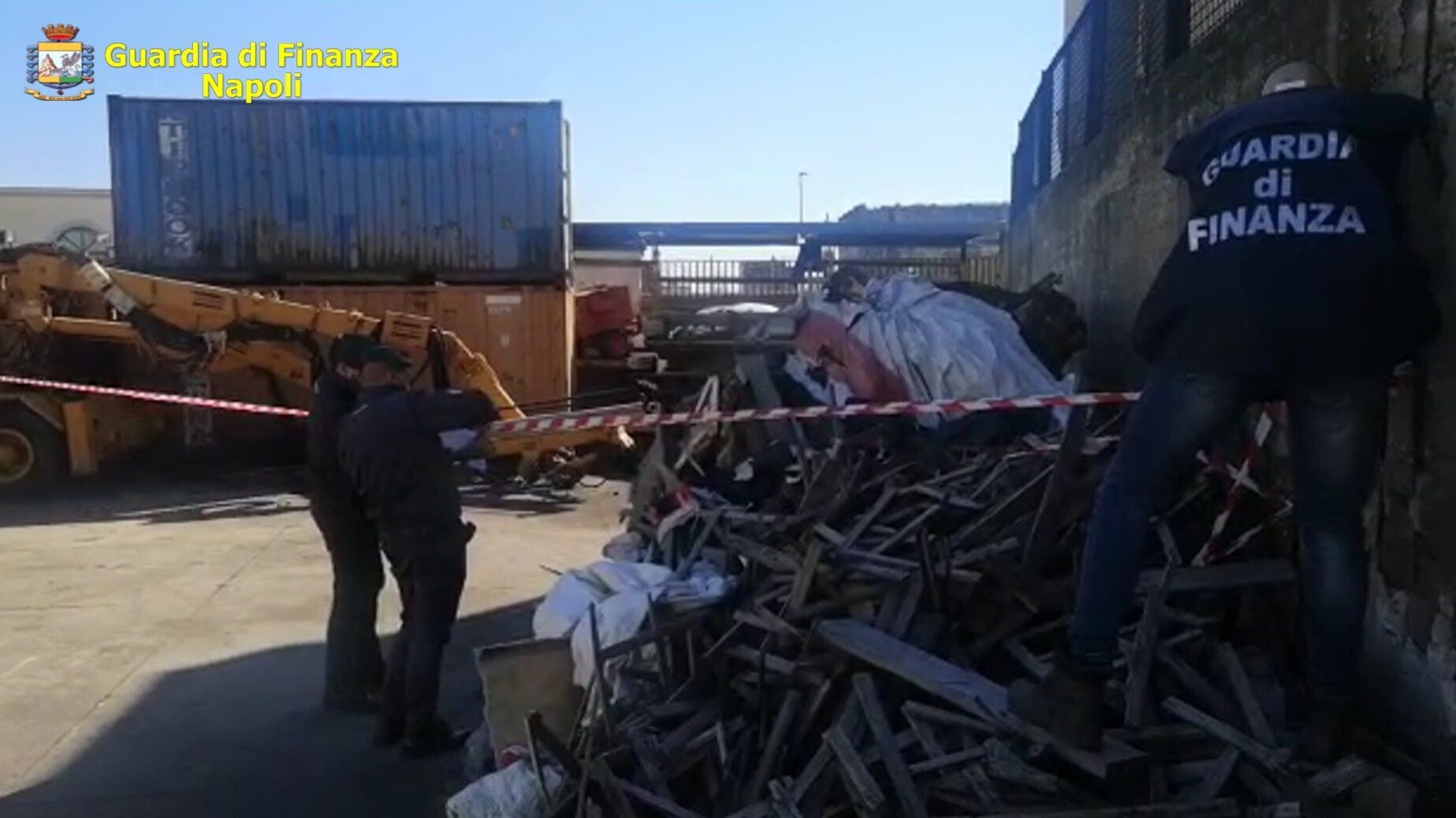 I finanzieri nel porto di Napoli durante i sequestri dei container colmi di rifiuti.