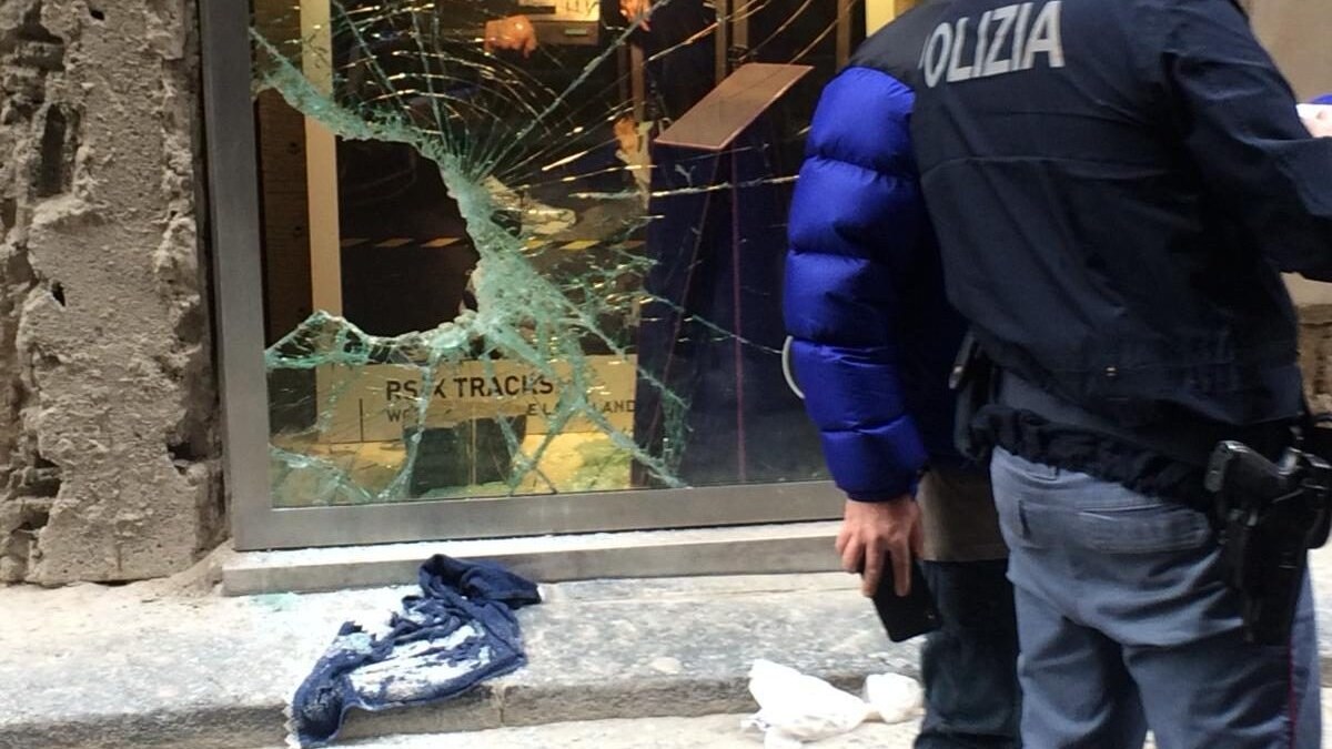 I danni di una spaccata in un negozio di via Toledo. [Foto di repertorio]