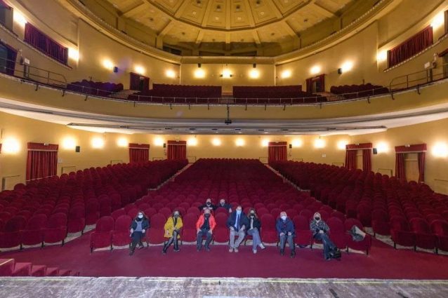 La protesta all'interno del Teatro Augusteo.