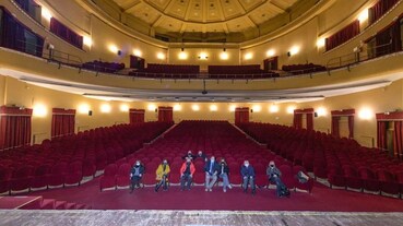 La protesta all'interno del Teatro Augusteo.