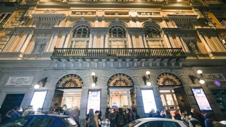 Il flash mob davanti al teatro Bellini.