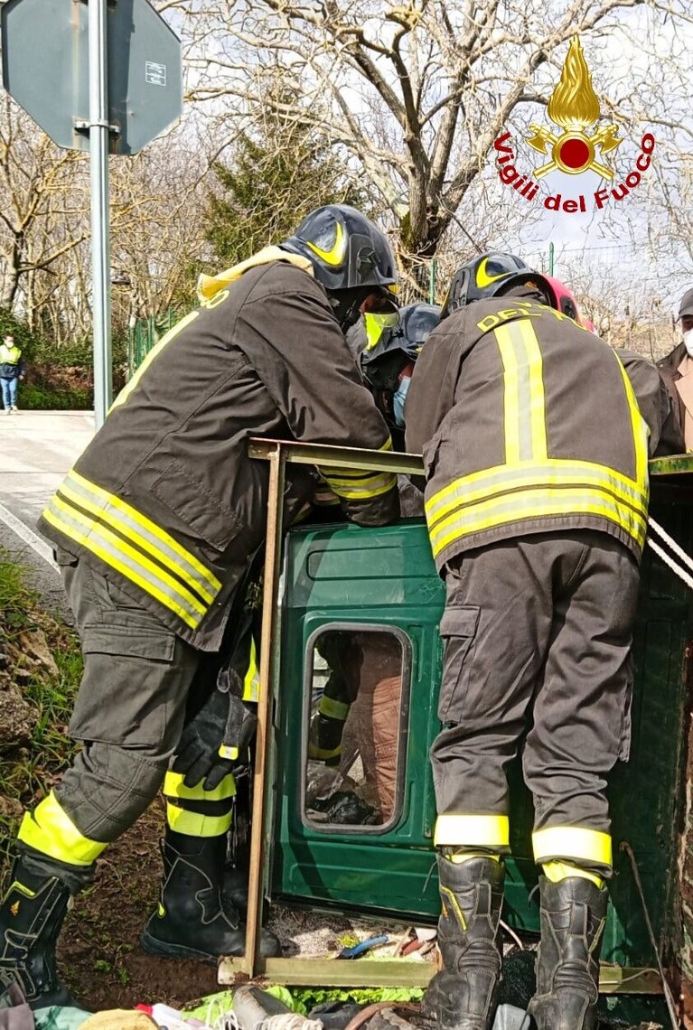 L'intervento dei vigili del fuoco per salvare i due anziani coniugi.