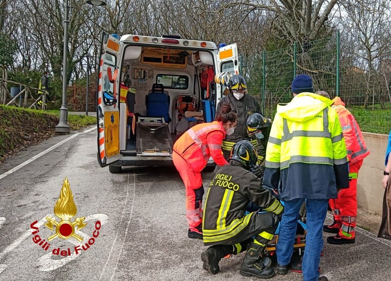 L'intervento dei vigili del fuoco per salvare i due anziani coniugi.