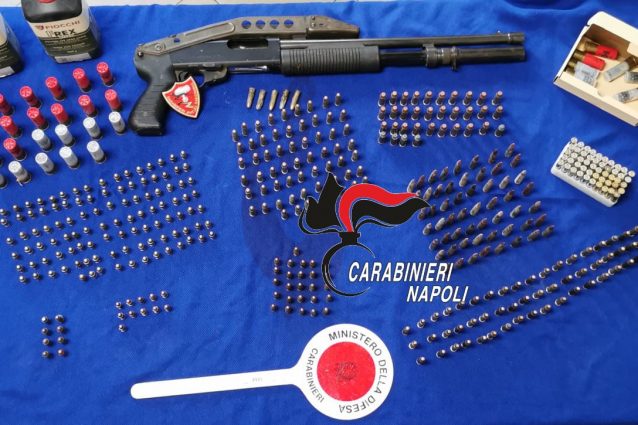 Armi e munizioni sequestrate dai carabinieri a Soccavo.
