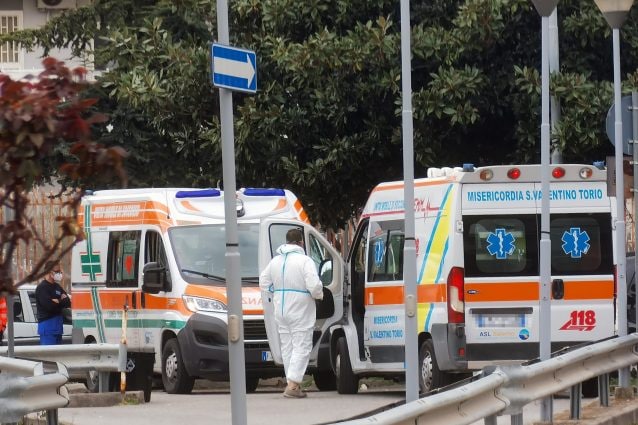 Ambulanze in coda all’ospedale di Scafati (Salerno) / Foto C. Benincasa