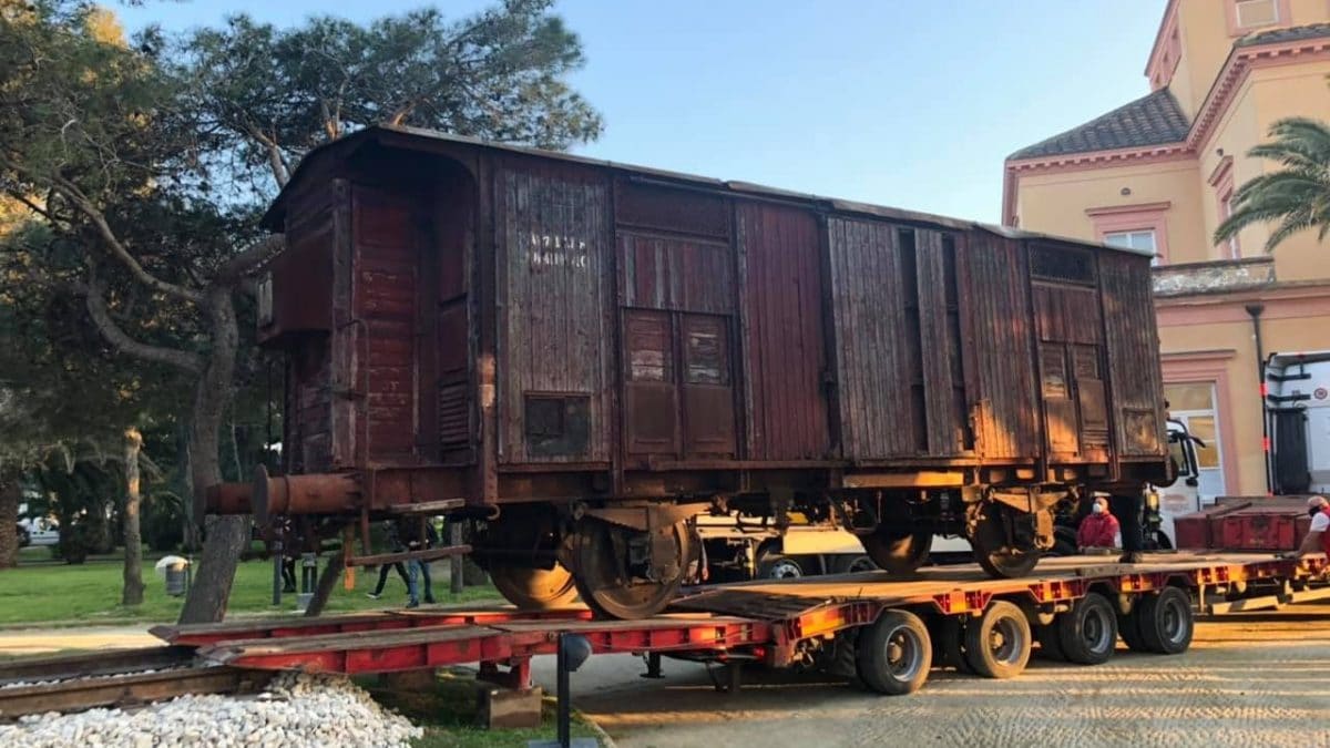 Il vagone esposto al Parco Vanvitelliano di Bacoli