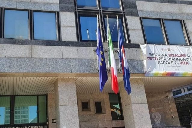 Bandiere a mezz’asta alla Regione Campania per ricordare i morti di Covid Bandiere a mezz’asta alla Regione Campania per ricordare i morti di Covid