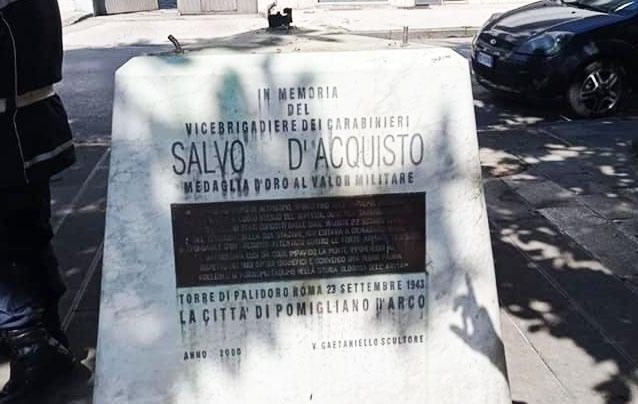Pomigliano, rubano la statua di Salvo D'Acquisto per comprare la droga: denunciati 2 giovani