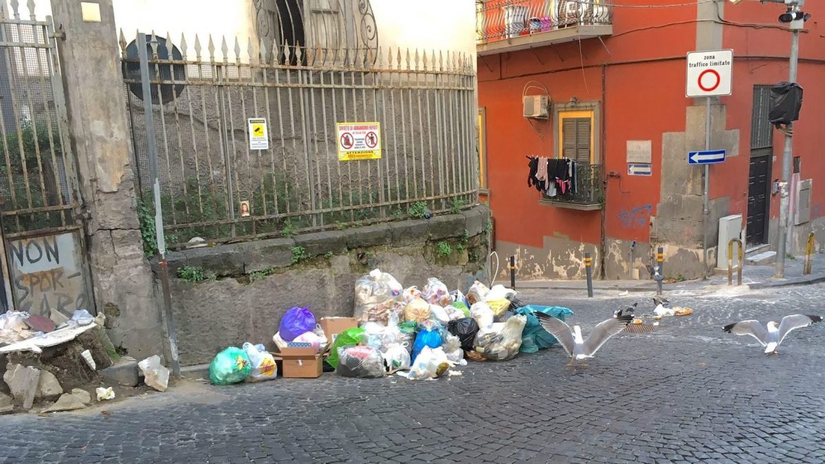 La discarica illegale di rifiuti in via Girardi (foto 22 marzo 2021)