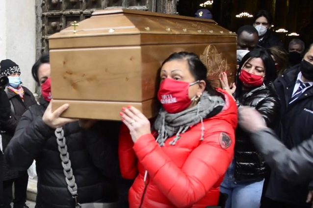 Il feretro di Ornella Pinto portato dalle donne dell'associazione "Forti Guerriere".