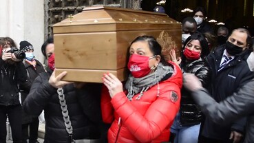 Il feretro di Ornella Pinto portato dalle donne dell'associazione "Forti Guerriere".