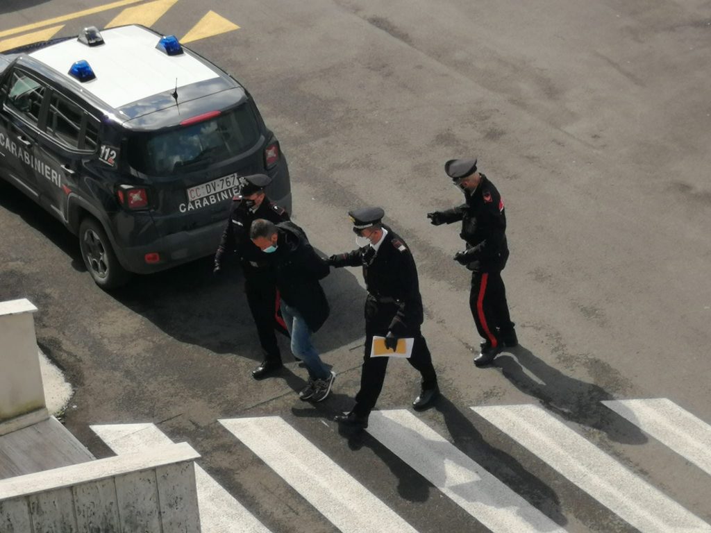 L'uomo scortato dai carabinieri ai quali si era presentato dopo l'omicidio della moglie.