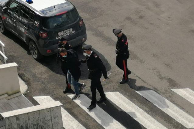 L'uomo scortato dai carabinieri ai quali si era presentato dopo l'omicidio della moglie.