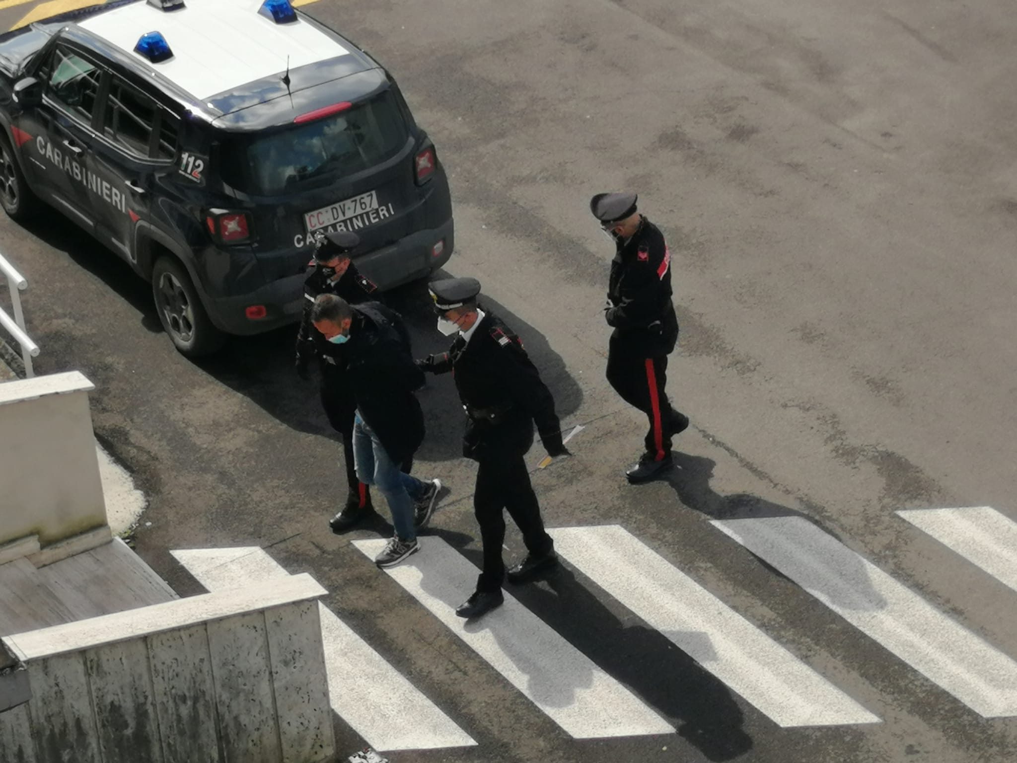 L’uomo scortato dai carabinieri ai quali si era presentato dopo l’omicidio della moglie.
