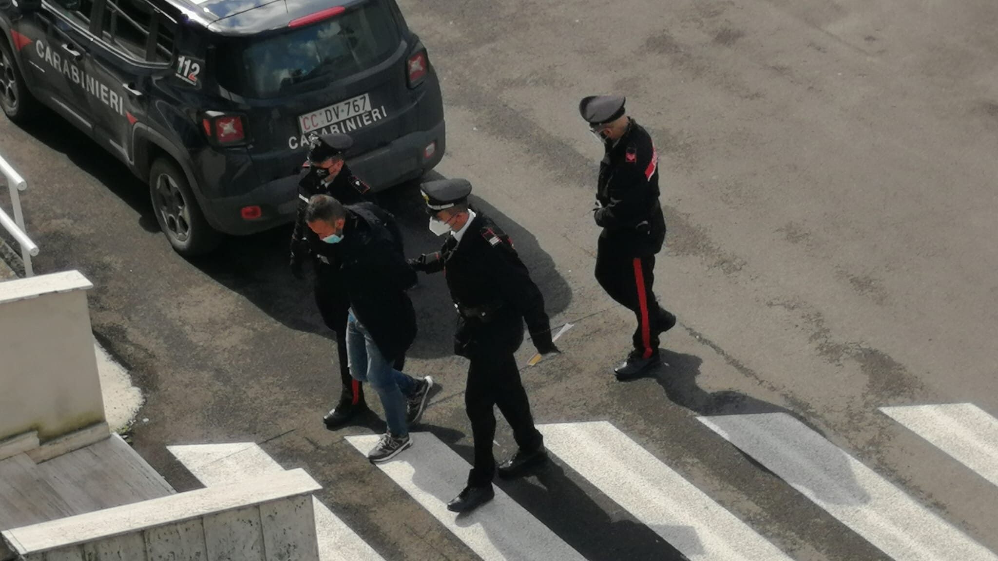 L'uomo scortato dai carabinieri ai quali si era presentato dopo l'omicidio della moglie.