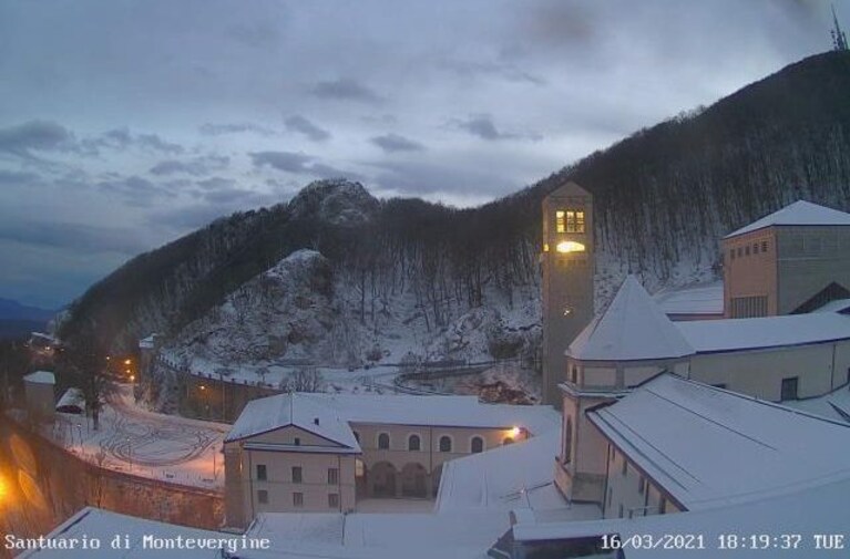 Il santuario di Montevergine innevato.