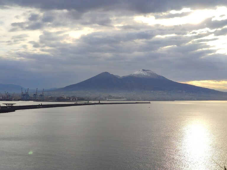 Il Vesuvio innevato stamattina, giovedì 18 marzo 2021.