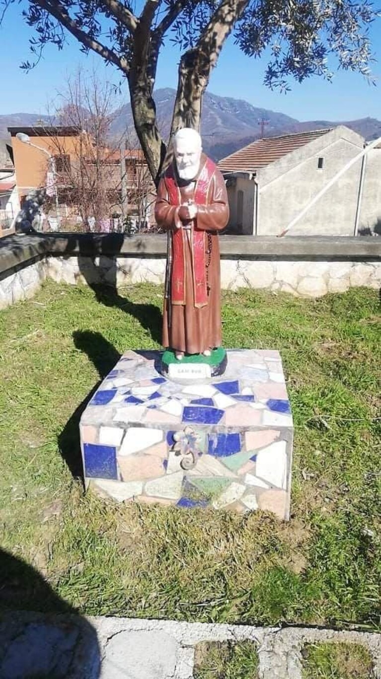 La nuova statua di Padre Pio.