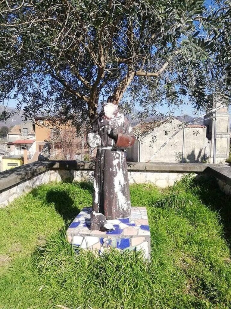 La statua di Padre Pio distrutta dai vandali.