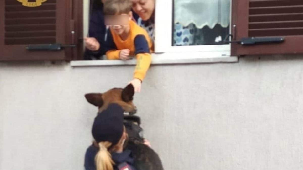 La poliziotta Chiara solleva Zorro, per la gioia del piccolo Emanuele.